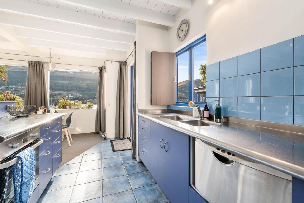Sunny Lakeview Villa Куийнстаун Екстериор снимка
